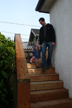 Die Treppe von der Terasse in den Garten