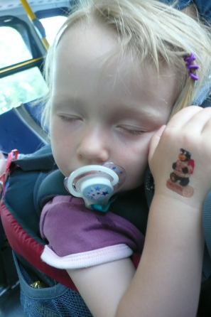 Chiara schläft mit Bär-Tattoo
