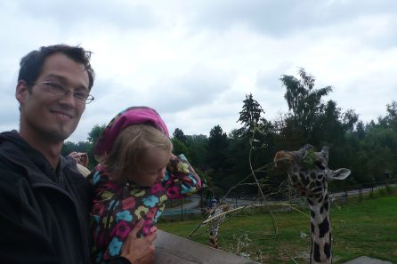 Jochen und Chiara bei den Giraffen